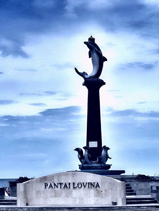 Pantai Lovina, yang terletak di Bali utara, memiliki sejarah yang kaya dan menarik dalam perkembangan pariwisata.